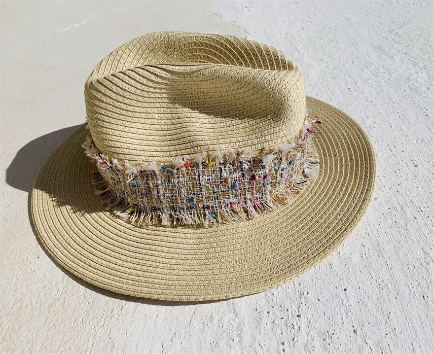 DAYGLOW HAT  Μπεζ καπέλο, διακοσμητική φάσα, one size με εσωτερική αυξομείωση.
