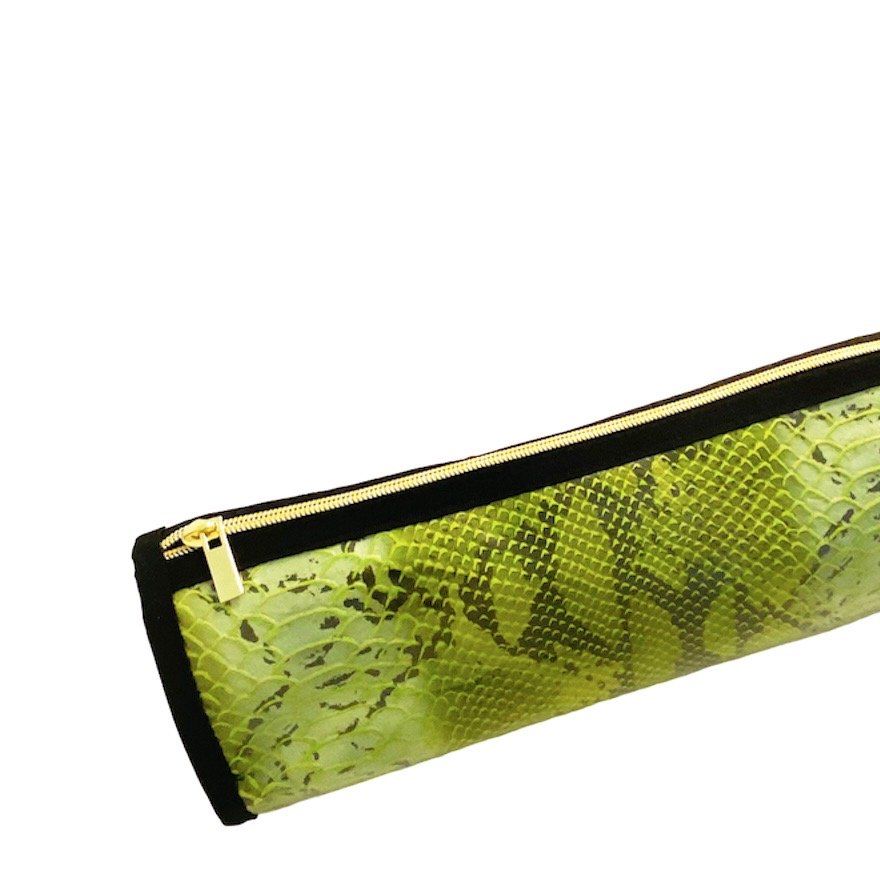 SNAKE PRINT POUCH BAG:δερματίνη απομίμηση φίδι, σε πράσινο παπαγαλί χρώμα, με διάφανη πλαστική επένδυση,  κλείνει με φερμουάρ,  διάσταση: 0,30 x 0,15. 100% DESIGNED AND HANDMADE IN GREECE!